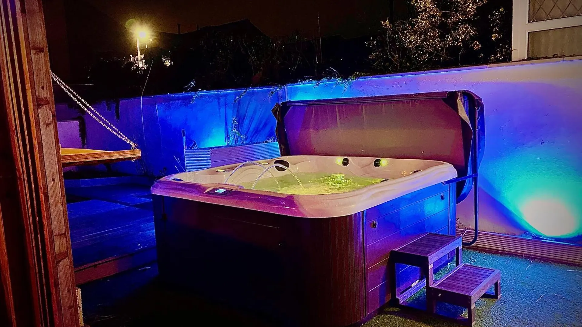 Sleeps10-Parking-Garden-Hottub-Petfriendly Villa Blackpool Holiday home